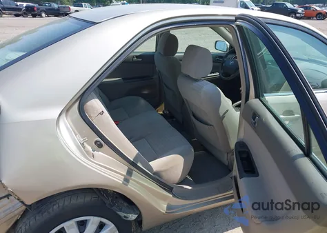 2005 Toyota Camry Le z USA, uszkodzony, nr VIN 4T1BE32K75U947672